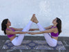 Dos mujeres practicando yoga con Junglemat