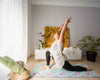 Lara practicando yoga en casa