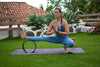 Ejercicio de yoga sobre esterilla con rueda